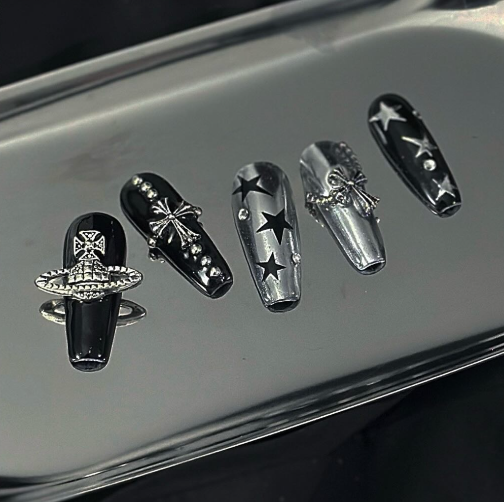 주얼리 파츠를 가득 붙힌 크롬하츠 네일 디자인